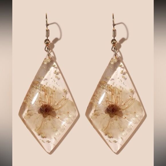 ✨🆕✨ Boho Flower Design Geometric Drop Earrings ✨ - Picture 4 of 8